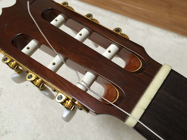 クラシックギター わかりやすい弦の張り方 ナイロン弦｜6弦と1弦は、穴よりも外側に巻きを作る 1