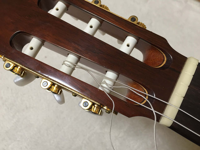クラシックギター わかりやすい弦の張り方 ナイロン弦｜巻きを内側に作るように 5弦、4弦を張る 1
