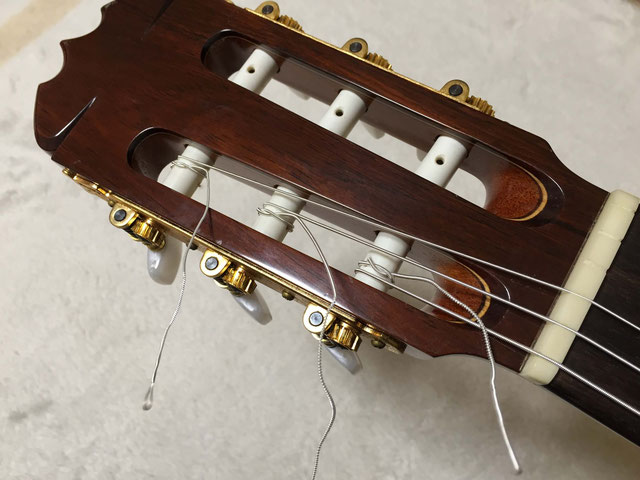 クラシックギター わかりやすい弦の張り方 ナイロン弦｜巻きを内側に作るように 5弦、4弦を張る 2