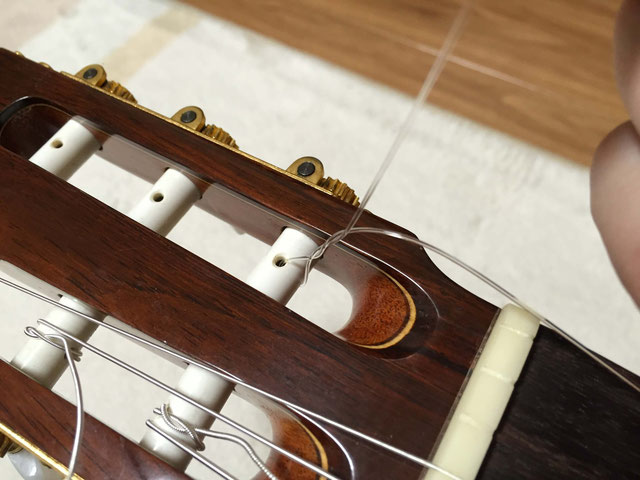 クラシックギター わかりやすい弦の張り方 ナイロン弦｜1弦、2弦、3弦を張る 6