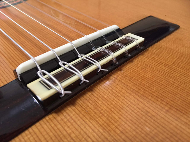 クラシックギター わかりやすい弦の張り方 ナイロン弦｜弦の余った部分を切る 1