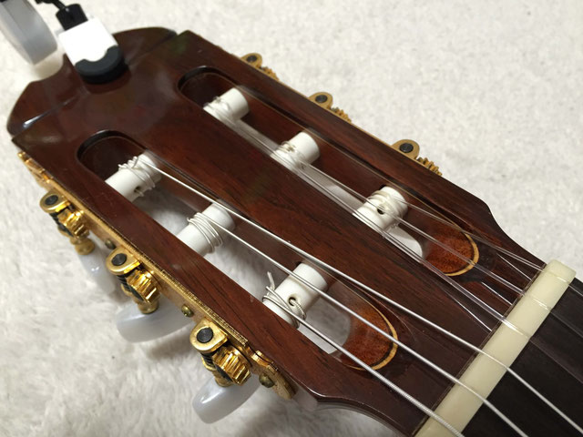 クラシックギター わかりやすい弦の張り方 ナイロン弦｜弦の余った部分を切る 2