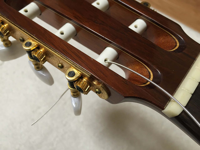 クラシックギター わかりやすい弦の張り方 ナイロン弦｜ヘッドに弦を通して、折り返す 1