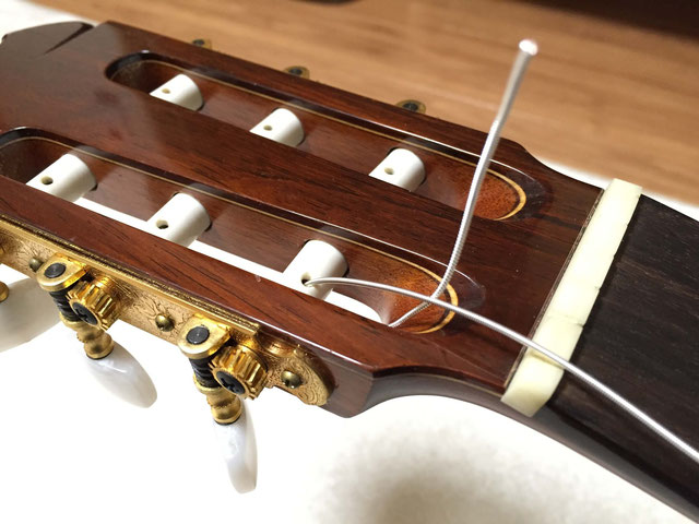 クラシックギター わかりやすい弦の張り方 ナイロン弦｜ヘッドに弦を通して、折り返す 2