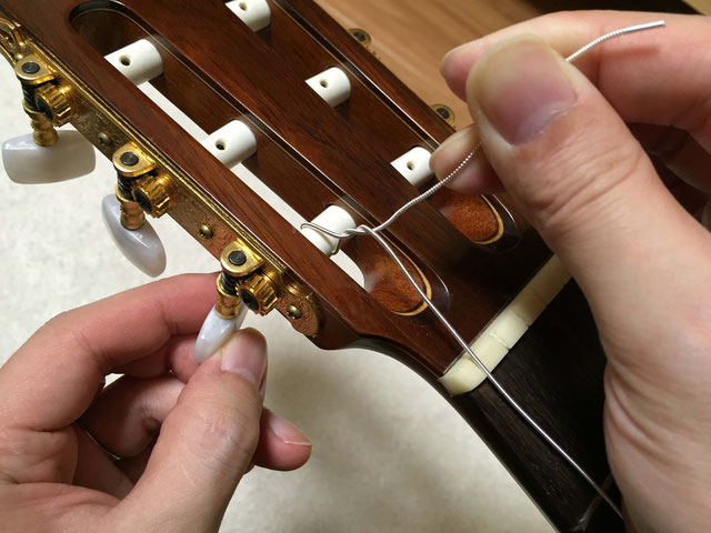 クラシックギター わかりやすい弦の張り方 ナイロン弦｜くるっと1回巻いて、ペグを回す 2